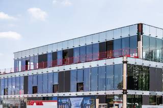 Nieuw te bouwen kantoorgebouw "<strong>Twin Offices</strong>" met zichtbaarheid vanaf de Steenweg en met uitzonderlijke architectuur. Strategisch gelegen op slechts 10 minuten rijden van de E17 (Gent/Antwerpen) en met een uitstekende bereikbaarheid via het openbaar vervoer.<br /><br />De stijlvolle nieuwbouwkantoren zullen ontworpen worden met oog voor detail, <strong>high-end</strong> afwerking en met de nieuwste technieken, een<strong> ideale investering</strong>. Bovendien kunt u genieten van een overvloed aan natuurlijk licht en alle hedendaagse comfort omringt in een groene sfeervolle omgeving. Tevens zullen er zeer ruimte parkeermogelijkheden worden voorzien met laadpalen. Andere oppervlaktes zijn bespreekbaar.<br /><br />Aarzel niet om contact op te nemen met Simon voor bijkomende inlichtingen, gedetailleerde plannen of een vrijblijvend plaatsbezoek via 09 225 09 02.