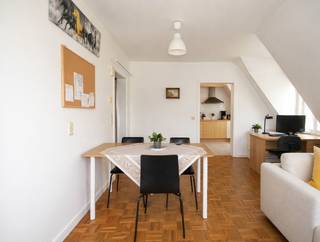 Bent u op zoek naar een stabiele en zorgeloze investering met een aantrekkelijk rendement? Deze assistentiewoning combineert het beste van twee werelden: vastgoedzekerheid én professionele uitbating.<br /><br />Met een bruto rendement van ± 4% biedt dit pand een competitieve opbrengst binnen de vastgoedmarkt, zonder de typische zorgen van klassiek verhuren.<br /><br /><strong>Vergelijking in perspectief</strong><br /><br />Waar klassiek residentieel vastgoed gemiddeld 3% tot 5% bruto rendement oplevert, biedt deze assistentiewoning een competitief rendement binnen hetzelfde segment, met extra comfort van professioneel beheer en een structurele vraag door de vergrijzing.<br /><br /><strong>Slim alternatief voor klassieke beleggingen</strong><br /><br />In vergelijking met klassieke appartementen (met huurdersrisico en onderhoud) of aandelen (met schommelende markten), biedt deze assistentiewoning vooral rust, voorspelbaarheid en eenvoud.<br /><br /><strong>Waarom deze investering eruit springt</strong>
<ul>
	<li>Interessant rendement binnen een stabiel segment - erkende serviceflat is met vrijstelling van onroerende voorheffing</li>
	<li>Volledig ontzorgd beheer – geen huurdersbeheer of dagelijkse opvolging</li>
	<li>Constante vraag dankzij de vergrijzing en groeiende zorgbehoefte</li>
	<li>Zekerheid op lange termijn in een toekomstgerichte sector</li>
	<li>Tastbare investering als alternatief voor volatiele beursproducten</li>
</ul>
<br /><strong>Een investering die vandaag rendeert én inspeelt op de noden van morgen.</strong><br /><br />Interesse? Contacteer ons voor meer informatie of een rendementsanalyse op maat: michael@immovos.be of 0494 03 06 40<br /> 