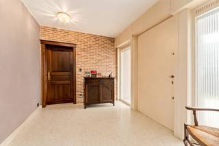 <p><strong>Te koop: ruime open bebouwing in Heestert (Zwevegem), gelegen in een rustige residentiële omgeving.</strong><br /> </p>

<p>Deze gelijkvloerse woning uit 1970 biedt een solide basis voor wie op zoek is naar een gezinswoning met potentieel. De bungalow is gelegen in een rustig, sociale en aangename buurt. De open bebouwing zorgt voor veel lichtinval en een gevoel van ruimte.<br /> </p>

<p><u><strong>Belangrijkste ruimtes:</strong></u></p>

<ul><li>Inkomhal met gastentoilet</li><li>Woonkamer met grote schuiframen, uitzicht op de tuin en een open haard</li><li>Ingerichte keuken met directe toegang tot de wasplaats</li><li>Drie slaapkamers, elk met ingebouwde kasten</li><li>Badkamer met enkele lavabo, bad, douche, toilet en bidet</li><li>Droge kelder</li><li>Garage met automatische poort en extra parkeerplaats vooraan</li><li>Tuin rondom de woning</li></ul>

<p><u><strong>Troeven:</strong></u></p>

<ul><li>Rustige residentiële ligging in Heestert</li><li>2 regenputten van 10.000L</li><li>Zuidwestgerichte tuin</li><li>Overal rolluiken aanwezig</li></ul>

<p><br /><strong>Heb jij interesse in deze prachtige woning met potentieel?<br />Neem vandaag nog contact op met Jérôme voor meer info of een bezoek - 0472/61.10.10.</strong></p>