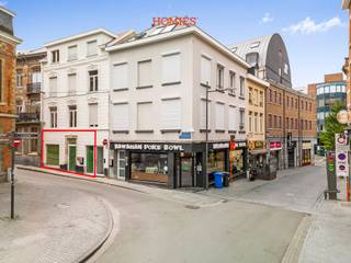 Graag stellen wij u dit commercieel gelegen handelspand voor, op een zichtlocatie in de Charles Deberiotstraat, op de hoek met het wandelgedeelte...