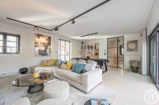 <p><span>Spacious and recent corner house in a particularly pleasant location, close to the Groentenmarkt and Keuvelhoekplein.</span></p>
<p><span>The property comprises an entrance hall with guest toilet. The spacious and bright living and dining area features a cosy gas fireplace and provides direct access to the sunny terrace. Fully equipped open-plan kitchen.</span></p>
<p><span>The first floor features the master bedroom with adjoining bathroom, equipped with a bathtub, shower and toilet. There are also two spacious bedrooms and a separate shower room with double washbasin. A separate toilet is located in the night hall.</span></p>
<p><span>The second floor comprises a spacious fourth bedroom with a dedicated office area and a stylish Mortex bathroom with shower, washbasin and toilet.</span></p>
<p><span>The bedrooms are fitted with built-in wardrobes. The property benefits from high-quality finishes, including natural stone, oak veneer and Mortex.</span></p>
<p><span>Garage for one car with connections for a washing machine and tumble dryer. There is also the possibility to park an additional car in front of the property.</span></p>
<p><span>A move-in-ready home offering four bedrooms, a sunny terrace and high-quality finishes in a sought-after location in Knokke.</span></p>
