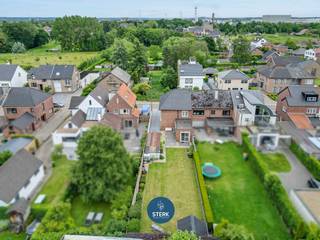 INSTAPKLARE GEZINSWONING MET LEUKE TUIN NABIJ HET CENTRUM VAN LANAKEN !<br /><br />We vinden deze halfopen bebouwing met een bewoonbare oppervlakte van 177 m² terug op een perceel van 4a 46ca in Lanaken. <br /><br />Voor meer informatie, neem zeker een kijkje op onze website via de volgende link:<br />https://www.sterkvastgoedmakelaars.be/detail/te-koop-woning-lanaken/7581421?dosearch=True&flowstatus=ForSale,ForSaleReserved,ForSaleWithBid,ToCompleteForSale,SoldUnderReserve,Sold&pageindex=1&pagesize=12&searchpage=ForSale&sortdirection=DESC&sortfield=pub_flowstatus&transactiontype=Sale