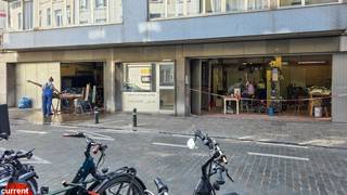 Ben je op zoek naar de perfecte uitvalsbasis voor een horecazaak, boetiek, kantoor of praktijk? In het hart van de bruisende Dansaert- en Sint-Katelijnewijk, Papenvest 6-8 te 1000 Brussel.De twee beschikbare eenheden hebben elk een oppervlakte van ongeveer 70 m². Je hebt de vrijheid om ze afzonderlijk aan te kopen of te combineren tot één grote ruimte. Dankzij een indrukwekkend etalageraam van 7 meter breed per eenheid geniet je van een enorme visibiliteit en een directe connectie met de vele passanten. De binnenkant kun je bovendien nog volledig naar eigen wens indelen.De ruimtes leunen zich perfect voor horeca, maar kunnen (mits goedkeuring) ook getransformeerd worden tot een modern bureau, winkel of praktijkruimte. Belangrijke opmerking: nachtwinkels en frituren zijn hier niet toegestaan.-Vraagprijs (huidige staat): € 225.000 per eenheid.-Renovatie & afwerking: De kosten voor de binnenafwerking en het plaatsen van de gloednieuwe vitrine worden geraamd op € 35.000 per eenheid.Koop je dit vastgoed als belegging om daarna te verhuren? Na de vernieuwing mag je rekenen op een huuropbrengst van circa € 1.850 per maand per eenheid.Indien interesse, aarzel niet om contact op te nemen of een bezoekaanvraag te doen via onze website dewaele.com