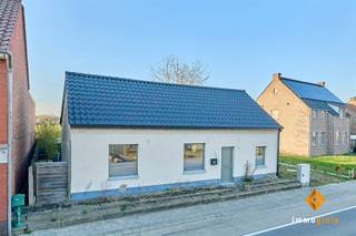 <p><span>Deze knusse woning is gelegen op een mooi perceel van 7a35ca. </span></p><p><span> </span></p><p><span>Indeling gelijklvoers:</span><span> inkomhal, woonkamer met open keuken, berging/wasplaats, achterinkom, apart toilet, badkamer, bureauruimte. </span></p><p><span> </span></p><p><span>Indeling verdieping:</span><span> nachthal, apart toilet, master bedroom met dressing, zolder- en technische ruimte. </span></p><p><span> </span></p><p><span>De woning werd recent volledig gestript en voorzien van volgende vernieuwingen: </span></p><ul><li><span>Dak </span></li><li><span>Ramen</span></li><li><span>Afvoeren</span></li><li><span>Elektriciteit</span></li><li><span>Isolatie (dak, muren, vloeren)</span></li><li><span>Regenwaterput</span></li><li><span>Voorzieningen voor warmtepomp</span></li><li><span>Voorzieningen voor ventilatiesysteem D+</span></li><li><span>...</span></li></ul><p><span> </span></p><p><span>De woning is inmiddels afgewerkt tot op de chape en kan verder naar eigen smaak en behoeften ingericht worden. </span></p><p><span>De toestellen voor verwarming en ventilatie zijn aanwezig (en inbegrepen in de prijs) moeten enkel nog geïnstalleerd worden. </span></p><p><span> </span></p><p><span>Troeven: </span></p><ul><li><span>Grote renovatiewerken reeds gebeurd</span></li><li><span>Afwerking en inrichting naar eigen smaak en behoeften</span></li><li><span>Ruime woonkamer met open keuken</span></li><li><span>Ruime master bedroom met prachtig zicht op de tuin</span></li><li><span>Ensuite dressing</span></li><li><span>Ideale starterswoning</span></li><li><span>Ruim perceel met groen zicht achteraan</span></li><li><span>Vlotte verbinding naar omliggende gemeenten</span></li></ul><p><span> </span></p><p><span> </span></p>