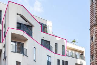 Dit recent appartement uit 2013 ligt op een toplocatie in het hart van Antwerpen, op slechts 50 meter van de Schelde en het iconische Steen. Vanuit het terras geniet u van een prachtig zicht op het water en de kaaien. De Grote Markt ligt op wandelafstand, net als talloze winkels, restaurants en cafés. Binnenin treft u een lichtrijke leefruimte met open, volledig ingerichte keuken, één ruime slaapkamer met toegang tot een tweede terras, een moderne badkamer en een praktische berging. Energiezuinig (EPC 126, label B) en met mogelijkheid tot aankoop van een autostaanplaats en kelderberging. Een ideale stek voor wie stadsleven en comfort wil combineren.<br /><br /><br />Stedenbouwkundige inlichtingen: in aanvraag