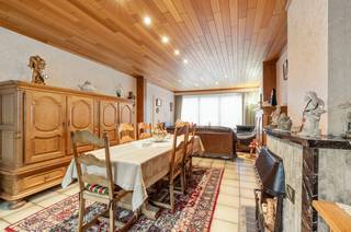 <p><strong>Charmante HOB-gezinswoning op een perceel van 2 are 84 ca te Drijvelden 3, 2200 Herentals</strong></p>
<p>Deze goed onderhouden woning is rustig gelegen in een aangename woonwijk en biedt een comfortabele woonomgeving op korte afstand van het centrum van Herentals.</p>
<p>Op het gelijkvloers beschikt de woning over een inkomhal, een lichtrijke leefruimte met zit- en eetplaats en een aansluitende, vernieuwde keuken. Verder bevinden zich hier een leuke veranda en de trap naar de volledig onderkelderde kelder.</p>
<p>De eerste verdieping omvat drie volwaardige slaapkamers en een badkamer. Via een valtrap bereikt u de zolderverdieping, die perfect kan dienen als extra opslagruimte of mogelijkheden biedt tot het creëren van bijkomende slaapkamers. Daarnaast is er een grote garage met sectionale poort voor stockage en het plaatsen van uw wagen.</p>
<p>Buiten geniet u van een aangename buitenruimte waar rust en privacy centraal staan. Het perceel biedt voldoende ruimte voor ontspanning of spelende kinderen.</p>
<p>Gunstig gelegen nabij scholen, winkels en openbaar vervoer, met een vlotte verbinding naar het centrum van Herentals en de E313.</p>
<p>EPC: 334 kWh/m²<br />UC: 20260203-0003790637-RES-1</p>