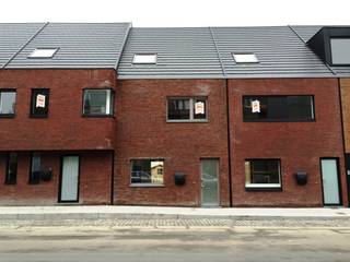 NL : Knap afgewerkt en ingedeelde, lichtrijke en uitermate energiezuinige gezinswoning met 5 slaapkamers, 2 badkamers -<br />EPC : 47 kWh/m² - A-label<br />Vrij : 01.09.2026<br />P : € 1.380/m + GK : € 20/m.<br />Geen beschermd monument, niet op inventaris.<br />Bel 056/705262, optie 2 verhuur<br /><br />FR : Maison familiale aux finitions soignées et à l'agencement optimal, comprenant 5 chambres et 2 salles de bains, lumineuse et très économe en énergie -<br />PEB : 47 kWh/m² - Classe A<br />Disponible le : 01/09/2026<br />Loyer : 1 380 €/mois + Charges communes : 20 €/mois.<br />Bien non classé ni inscrit à l'inventaire du patrimoine.<br />Contactez le 056/705262, option 2 (locations).<br /><br />EN : Beautifully finished and well-laid-out family home, bright, and extremely energy-efficient—featuring 5 bedrooms and 2 bathrooms.<br />EPC: 47 kWh/m² – A-label<br />Available: 01/09/2026<br />Rent: €1,380/month + Common charges: €20/month.<br />Not a protected monument; not listed in the heritage inventory.<br />Call 056/705262, option 2 (rentals).