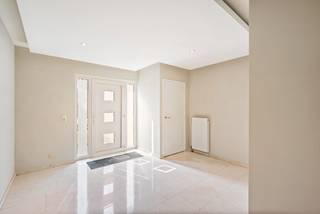 Deze op te frisse laagbouwwoning is gelegen langs de verbindingsweg tussen Weelde en Poppel, op een mooi perceel van ca. 1.700 m². De woning biedt alle comfort, een ruime indeling en een tuin met zwembad en poolhouse. Het volledig omheinde perceel is toegankelijk via een automatische toegangspoort en geniet van optimale privacy.<br /><br />Gelijkvloers:<br />Via de inkomhal met vestiaire en gastentoilet betreedt u de bijzonder ruime en lichte woonkamer. Dankzij de grote raampartijen geniet u hier van een prachtig zicht op de tuin. De leefruimte is ingedeeld in een gezellige zithoek met haard en een ruime eetkamer met vide, wat zorgt voor een extra ruimtelijk gevoel.<br /><br />Aansluitend bevindt zich de volledig uitgeruste keuken met ontbijthoek en eveneens een mooi uitzicht op de tuin. Verder is er een praktische bijkeuken/wasplaats met doorgang naar de dubbele inpandige garage.<br /><br />Op het gelijkvloers bevindt zich tevens de master bedroom met ensuite badkamer, wat zorgt voor extra comfort en levenslang wonen.<br /><br />Verdieping:<br />Via de trap en vide bereikt u de bovenverdieping met een ruime slaapkamer. Deze ruimte is eenvoudig op te splitsen in twee slaapkamers en beschikt over een eigen sanitaire ruimte met douche, lavabo en toilet.<br /><br />Buitenruimte:<br />Volledig omheinde tuin met zwembad, poolhouse (ingericht met Engelse bar, sauna en douche. <br /><br />Bijzonderheden: <br />-Nabij de Nederlandse grens<br />-Dubbele inpandige garage<br />-Ruim en volledig omheind perceel met automatische toegangspoort