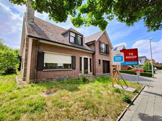 Immo3000 heeft een karaktervolle, statige, villawoning te koop op een TOP locatie in Kessel-Lo. Naast de Vlierbeek abdij, Provinciaal Domein, Delhaize én op een zucht van het station van Leuven. De knappe woning werd gebouwd in 1969 en staat op een ruim, west georiënteerd perceel van 640 m2.<br /><br />Op het gelijkvloers ruime inkomhal met trap, leefruimte, living, gesloten keuken met berging. Rechts van het GV inpandige garage. Goede connectie tussen leefruimte en tuin.<br />Op het 1e verdiep tellen we 5 (!) slaapkamers, apart toilet en een badkamer.<br />Woning is volledig onderkelderd (50% kruipkelder +-70cm) en je kan aan het dak.<br /><br />Deze woning barst van het potentieel. Naast de locatie bied de sterke gebouwschil van het pand ook een stevige basis voor uw verbouwproject (renovatieplicht).<br /><br />Benieuwd hoe u uw woondroom kan realiseren in deze woning?<br />Bel 016 60 3000 en boek een afspraak.