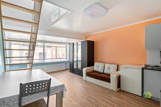 <p><span>Bod vanaf €249.950 (Mits aanvaarding door de eigenaars)</span></p><p><span>In het hart van Vilvoorde bevindt zich dit veelzijdige gebouw dat momenteel is ingericht voor gemengd gebruik, maar eenvoudig kan worden omgevormd tot een ruime eengezinswoning. Op de eerste verdieping vindt u een royale slaapkamer met aansluitende dressing en een eerste badkamer. Vanuit de dressing is er directe toegang tot een aangenaam dakterras. De tweede verdieping omvat een lichtrijke leefruimte met open keuken, perfect voor gezellige avonden met familie of vrienden. Op deze verdieping bevindt zich ook een tweede badkamer. De zolderverdieping is ingericht als tweede slaapkamer en biedt een knusse ruimte. Het gelijkvloers beschikt over een commerciële ruimte met een aparte bureauruimte, wat het pand bijzonder interessant maakt voor wie wonen en werken wil combineren. Vanuit de bureauruimte heeft u toegang tot een afzonderlijk toilet en de koer. De kelder biedt extra bergruimte en huisvest een verwarmingsketel van hoge kwaliteit. Dankzij de centrale ligging en de indeling met tal van mogelijkheden is dit pand een unieke kans voor wie op zoek is naar een combinatie van wonen en werken in het centrum van Vilvoorde. Er is werk aan de woning, maar dat laat u toe om ze in te richten naar eigen smaak en een meerwaarde te creëren.</span></p>