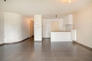Op de 2de verdieping treffen we dit instapklaar appartement aan met 2 slaapkamers. Hier geniet men van een uiterst strategische locatie dichtbij alle nodige faciliteiten. Belangrijke invalswegen, handelszaken, Brugge centrum en openbaar vervoer bevinden zich op wandelafstand. Men heeft de keuze om de bijhorende garage aan te kopen voor een prijs van €30.000.Indeling:- Ruime inkom- Uitgestrekte leefruimte met aansluitend een open keuken- Bergruimte/wasplaats- Badkamer bestaande uit wastafelmeubel en douche- Apart toilet- Slaapkamer 1 - Slaapkamer 2 Extra:- Bijhorende garage die apart kan aangekocht worden voor €30.000