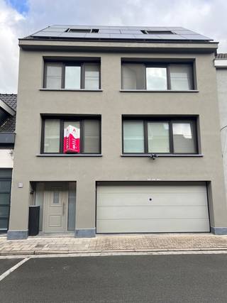 Instapklare tweewoonst op wandelafstand van allerlei faciliteiten bestaande uit (gelijkvloers) een inkomhal met afzonderlijk toilet, ruime garage...