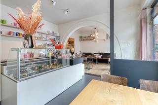 Interessant handelspand met bovenliggend appartement op een centrale ligging in Zwevegem. Het pand biedt diverse mogelijkheden voor eigen uitbating, combinatie wonen/werken of investering met verhuurpotentieel.<br /><br />Indeling:<br />- Handelsgelijkvloers<br />- Ruime commerciële ruimte<br />- Industriële keuken<br />- Zonnig terras<br />- Appartement met aparte toegang<br /><br />Het bovenliggende appartement beschikt over een afzonderlijke inkom en omvat:<br />- Woonkamer met keuken<br />- 3 slaapkamers<br />- Bureau<br />- 2 toiletten<br />- Badkamer<br /><br />Dit pand kan onderhevig zijn aan de renovatieverplichting die door de Vlaamse overheid wordt opgelegd voor niet-residentiële gebouwen. Consulteer voor meer informatie de website van het Vlaams Energie- en Klimaatagentschap via https://www.energiesparen.be/nr/renovatieverplichting.<br /><br />Bent u op zoek naar een handelspand met woonst te koop in Zwevegem? Aarzel dan niet om ons te contacteren op het nummer 056 21 11 11.<br /><br />Bestuursmaatregelen in het maatregelenregister: nee