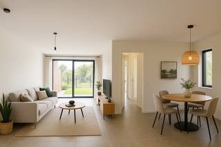 <br />Welkom in dit gloednieuwe gelijkvloers appartement in het hart van Zeveneken! Dit recent opgeleverde pareltje combineert hedendaags comfort met een uitstekende ligging. De woning is volledig instapklaar en afgewerkt met kwaliteitsvolle materialen.<br />Bij binnenkomst ontdek je meteen de open leefruimte, waar een moderne keuken perfect geïntegreerd is in de eet- en zitruimte. De keuken is voorzien van alle comfort en nodigt uit tot gezellig koken en tafelen. De ruime living baadt in het natuurlijke licht dankzij de grote raampartijen en sluit naadloos aan op een zonnig terras met tuintje – dé ideale plek om te ontspannen of gezellig te vertoeven in de buitenlucht.<br />Het appartement beschikt over één comfortabele slaapkamer, een stijlvolle badkamer met inloopdouche en een apart toilet. Alles werd ingericht met oog voor functionaliteit en sfeer.<br />Achteraan bevindt zich bovendien een aparte garagebox, wat dit aanbod compleet maakt. Wonen in het centrum van Zeveneken betekent genieten van rust, bereikbaarheid én een moderne woonkwaliteit.<br />Een unieke kans om dit nieuwbouwappartement te betrekken!<br /><br />Gemeenschappelijke kost syndicus : 70€<br /><br />Bezoekdag: Woensdag 19 augustus