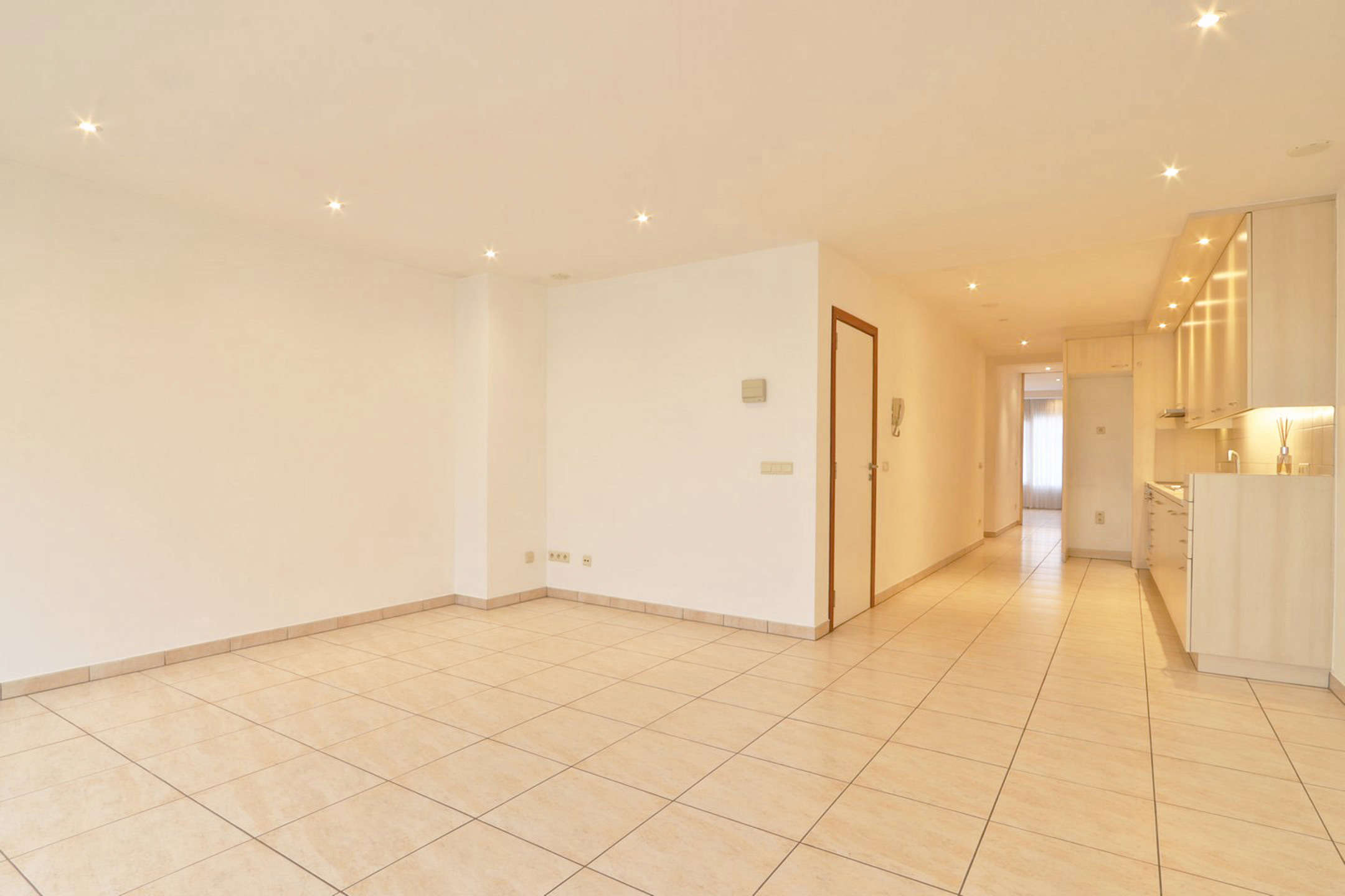 Centraal, ruim en lichtrijk appartement met 1 slaapkamer! - foto 4
