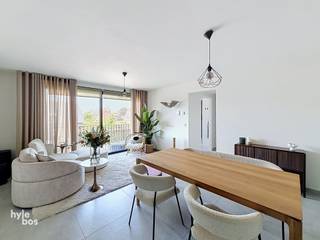 <p><span>Goed gelegen en lichtrijk appartement op de eerste verdieping, bereikbaar via de lift. Het appartement beschikt over een ruime leefruimte met veel natuurlijke lichtinval en een open, volledig ingerichte keuken voorzien van een keramische kookplaat, dampkap, combi-oven, vaatwasser en koelkast met diepvriesvak. Aansluitend aan de keuken bevindt zich een praktische berging met wasvoorziening. Verder omvat het appartement een nachthal, een afzonderlijk toilet, een badkamer met inloopdouche en enkele lavabo in meubel, en twee slaapkamers. Daarnaast beschikt het appartement over een zeer ruim terras. In het gebouw is tevens een gemeenschappelijke vuilnisberging aanwezig. Er is de mogelijkheid om een garage bij te huren. Huisdieren zijn niet toegelaten. Dankzij het uitstekende EPC-label A geniet u van een energiezuinige woonst. Plan uw bezoek eenvoudig zelf in via onze website via de knop "Maak uw afspraak online".</span></p><p><span> </span></p>