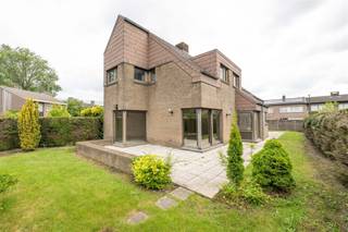<p><span><strong>KIJKDAG ZA 31/10 | KARAKTERVOLLE VRIJSTAANDE WONING MET TOPLIGGING OP 635M²</strong></span><br /><span>Deze vrijstaande villa biedt een centrale, doch rustige ligging in de Willem Pantinlaan te Tielt. </span><br /><span>Op 635m² geniet men van een prachtige zuidwestgeoriënteerde tuin alsook van een mooie voortuin met ruime oprit. </span><br /><span>Deze eigendom werd kloek gebouwd met een bewoonbare oppervlakte van maar liefst 288 m², zo geniet de woning, 7 slaapkamers, 2 badkamers en een dubbele inpandige garage. Kijkdag op afspraak, zaterdag 31 oktober, mail of bel om jouw afspraak vast te leggen. </span></p><p><span><strong>INDELING: </strong></span><br /><span>We komen binnen in de inkomhal met vestiaire en afzonderlijk toilet. Vanuit de inkom is er toegang naar het eerste leefgedeelte en de inpandige garage. </span><br /><span>Dit eerste leefgedeelte is optimaal voor iemand die nood heeft aan een afzonderlijke praktijkruimte voor zelfstandige activiteit of vrij beroep. Deze ruimte biedt dan weer toegang tot de eerste slaapkamer of bureauruimte. Gezien de valse wand kan dit ook opengemaakt worden tot 1 grote praktijk- of bureauruimte.</span><br /><span>Aansluitend bevindt zich achteraan de leefruimte met ruime zithoek. De leefruimte geniet vele raampartijen die voor veel natuurlijk licht alsook voor een mooi zicht op de tuin zorgen. De gezellige houtcassette zorgt dan weer voor extra warmte en gezelligheid in de winter. De keuken is momenteel afgesloten maar kan volledig opengemaakt worden gezien hier ook een valse wand is voorzien. De keuken is voorzien van kookplaat, dampkap, oven, spoelbak en vaatwasmachine met ruime zithoek. Aansluitend bevindt zich de koele berging en wasplaats voorzien van douchekamer met lavabo. Tot slot is er nog een extra tuinberging voorzien om fietsen binnen te plaatsen. Zowel wasplaats als fietsenberging hebben toegang via een achterdeur. Op het verdiep is er een nachthal met toegang tot 6 slaapkamers, een afzonderlijk toilet en de badkamer met ligbad en dubbele lavabo.</span><br /><span>4 van de 6 slaapkamers zijn voorzien van een valse wand waardoor slaapkamers gemakkelijk met inloopdressing kunnen worden voorzien. </span><br /><span>De zolder is toegankelijk via zolderluik en zorgt voor extra bergruimte.</span><br /><span>Buiten kan men genieten van een mooie zuidwest georiënteerde tuin met aangelegd terras. Ideaal om volledig tot rust te komen. </span><br /><span>Door de lange oprit, inpandige garage en naastliggende staanplaatsen is er meer dan voldoende parkeergelegenheid. </span><br /><span>Tot slot is er ook een afzonderlijk tuinhuis voorzien.</span></p><p><span><strong>TROEVEN: </strong></span><br /><span>- TOPLIGGING</span><br /><span>- 7 SLAAPKAMERS</span><br /><span>- GARAGE + LANGE OPRIJLAAN</span><br /><span>- GEEN RENOVATIEPLICHT - D LABEL</span><br /><span>- ZUIDWESTTUIN</span></p>