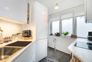 VORST, in de wijk Roosendaal, op de grens met Ukkel, dicht bij alle voorzieningen, appartement van ± 74 m² (volgens EPC) in zeer goede staat op de begane grond van een klein appartementencomplex. Het is als volgt ingedeeld: inkomhal, woonkamer van ± 30 m², volledig uitgeruste keuken, wasruimte, 1 slaapkamer van ± 12 m² met aangrenzend kantoor van ± 8 m², doucheruimte en kelder. Momenteel verhuurd voor € 1040 exclusief kosten. Voorziening voor kosten: € 225/maand (verwarming, gemeenschappelijke voorzieningen). Dubbele beglazing en collectieve gasverwarming. Elektriciteit conform. EPC G. Afmetingen ter indicatie.