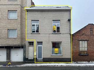 Deze charmante stadswoning beschikt op het gelijkvloers over een gezellige woonkamer met aansluitend een knusse keuken, uitgerust met...