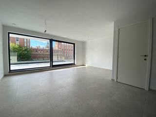 <p>Ruim en lichtrijk 2 slaapkamer-appartement met groot terras</p><p>Ontdek dit prachtige energiezuinige 2-slaapkamerappartement grootte 80m² op de eerste verdieping, rustig gelegen aan de achterzijde van een recent vernieuwd gebouw in het centrum van Onze-Lieve-Vrouw-Waver.<br />De troef van dit appartement is het bijkomende 14m² ruime terras, waar u in alle rust kunt genieten van een uitzicht op het historische Ursulinenklooster.</p><p>Comfortabel en lichtrijk wonen</p><p>Via de inkomhal komt u in de ruime leefruimte met een volledig ingerichte open keuken. Dankzij de grote raampartijen geniet de leefruimte van veel natuurlijk licht. Vanuit de leefruimte heeft u rechtstreeks toegang tot het ruime terras.<br />Het appartement beschikt over twee slaapkamers en een badkamer met douche. De grootste slaapkamer is uitgerust met een ruime ingemaakte kast, wat zorgt voor extra praktische bergruimte.<br />Verder vindt u in de inkomhal een apart toilet.<br />Aan alle ramen zijn op maat gemaakte horren voorzien. Bovendien is in alle ruimtes reeds verlichting geïnstalleerd, zodat u er meteen comfortabel kunt intrekken.</p><p>Praktische bergruimte</p><p>Het appartement beschikt over een afgesloten berging met de technische installaties en aansluitingen voor wasmachine en droogkast.<br />Het appartement is bereikbaar via trap of lift.<br />Bij het appartement horen bovendien een eigen autostaanplaats en<br />een extra private berging in de kelder.</p><p>Energiezuinig</p><p>Dankzij de recente nieuwbouw beschikt het appartement over een uitstekend E-peil van 27, wat garant staat voor een energiezuinige en comfortabele woning.</p><p>Troeven op een rij</p><p>Ruim en lichtrijk nieuwbouwappartement<br />2 slaapkamers<br />Rustige ligging aan de achterzijde van het gebouw<br />Groot terras van 14 m²<br />Volledig ingerichte open keuken, inclusief diepvries<br />Grote ingemaakte kast in de hoofdslaapkamer<br />Badkamer met douche<br />Apart toilet<br />Horren aan alle ramen<br />Opbouwspots in alle ruimtes<br />Afgesloten berging met aansluiting voor wasmachine en droogkast<br />Lift aanwezig<br />Autostaanplaats inbegrepen</p>