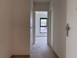 Ben je op zoek naar een nieuw plekje in het bruisende centrum van Leuven? Dit moderne nieuwbouwappartement biedt de perfecte balans tussen rust en de levendige stadsomgeving, en is bovendien direct beschikbaar!<br /><br />Gelegen in het nieuwe, duurzame woonproject Burenberg, biedt deze sfeervolle locatie een eigentijdse woonomgeving midden in de stad met een goede verbinding met de autosnelweg of openbaar vervoer.<br /><br />Het appartement is gelegen op de vijfde verdieping en omvat een inkomhal met apart toilet, twee slaapkamers en een aparte badkamer met inloopdouche en lavabomeubel met spiegel. De lichtrijke leefruimte bevat een volledig uitgeruste open keuken met vaatwasser, spoelbak, inductiekookplaat met vier zones, ingebouwde oven, microgolf, koelkast en aparte diepvriezer. Het ruime terras van 14m² vormt een mooie extra troef. Hier genieten we van veel privacy en een mooi zicht op de binnenstad. Verder is naast de keuken een technische opbergruimte met aansluitingen voor een wasmachine en droogkast. <br />In de ondergrondse verdieping beschikt het appartement bovendien over een privatieve autostaanplaats, een kelderberging en 2 privatieve fietsenstaanplaatsen.<br /><br />Dankzij de bijna energie-neutrale afwerking geniet je hier van een hoog wooncomfort. Het appartement wordt verwarmd door vloerverwarming via een geothermisch net en een ventilatiesysteem type C.<br />Het EPC-certificaat is nog onderweg maar een zeer degelijke A-score is gegarandeerd! Bovendien is het volledige appartement voorzien van zonnewering en gordijnrails.<br /><br />Kortom, een modern, duurzaam en energiezuinig appartement dat onmiddellijk beschikbaar is voor bewoning!<br />De huurprijs bedraagt €1350 per maand, met € 85 provisie per maand voor het onderhoud en verbruik van de gemeenschappelijke delen. Nutsvoorzieningen zijn apart af te sluiten.<br /><br />Lijkt dit ruime, moderne en uitstekend gelegen 2-slaapkamerappartement echt iets voor jou? Wees er dan snel bij en maak zelf een afspraak via onze online agenda onder 'bezoekmoment kiezen. Of neem gerust contact met ons op voor verdere informatie of om een bezichtiging te regelen, via telefoon op 016 23 90 81 (elke weekdag bereikbaar tussen 10u en 13u). Dit is een geweldige kans die u niet wilt missen!