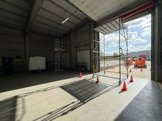 Deze <strong>magazijnruimte B2+B3 van 900 m²</strong> beschikt over een <strong>vrije hoogte van 6 meter</strong> en is uitgerust met <strong>2 laadkades</strong> en een sectionale poort. De ruimte is voorzien van LED-verlichting met bewegingssensoren, warmteluchtblazers op gas en bevindt zich in een recent gerenoveerd gebouw; het dak werd drie jaar geleden volledig vernieuwd (dak isolatie en nieuwe lichtstraat met RWA koepels). Daarnaast is er een <strong>kantoorruimte </strong>aanwezig van <strong>640 m²</strong>. De site biedt een ruime en verharde buitenzone met voldoende manoeuvreerruimte en parkeerplaatsen. Bovendien is het onderhoud van de parkeerplaatsen en straten, het groenonderhoud en nachtelijke en weekendbewaking inbegrepen in de huurprijs. Magazijn eventueel uitbreidbaar naar 1.800 m².<br /><br />De vlotte bereikbaarheid met de nabijheid van de<strong> R4 (2km)</strong>, met uitstekende verbindingen naar de belangrijke snelwegen <strong>E17 (5km).</strong> Beschikbaar vanaf 01/01/2026.<br /><br />Heeft u interesse of wenst u graag meer details over dit aanbod? Aarzel dan niet om contact op te nemen met <strong>PANORAMA B2B</strong> voor bijkomende informatie, gedetailleerde plannen of om een vrijblijvend plaatsbezoek in te plannen. U kunt ons bereiken op het nummer <strong>09 219 90 20</strong>.