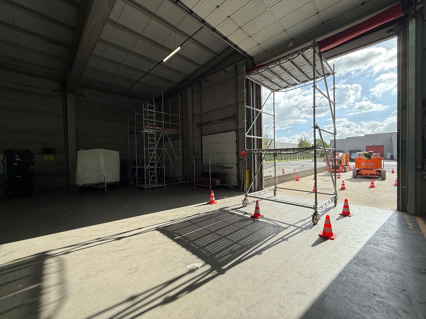 Uitstekend bereikbaar bedrijfsgebouw van 1.540 m² te huur te Gent (Desteldonk) - photo 3