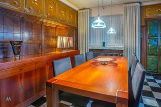 op een toplocatie in het centrum van Hoogstraten.<br /><br />Op het gelijkvloers vindt u een gezellige woonkamer, goed uitgeruste keuken, toilet, inpandige garage en toegang tot de koer. De eerste verdieping biedt een master bedroom met dressing en ensuite badkamer, een tweede slaapkamer met eigen badkamer en extra opbergruimte. De tweede verdieping beschikt over een derde slaapkamer en een ruime zolderruimte. Verder is er een ruime kelder van 90 m².<br /><br />Beschikbaar vanaf 1 augustus 2026.