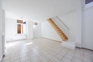 Op zoek naar een gezellige woning op een TOPLOCATIE ? Deze charmante opgeknapte starterswoning ligt in het historische centrum van Brugge en biedt alle COMFORT voor wie op zoek is naar een instapklare thuis of een interessante INVESTERING.<br />De woning beschikt over een aangename leefruimte met nieuwe keuken, twee slaapkamers, badkamer met douche en een klein, gezellig terras waar je in alle rust kunt genieten van een zonnig moment.<br />Voorzien van een nieuwe centrale verwarmingsinstallatie, geïsoleerd dak en dubbele beglazing.<br />De ligging is zonder twijfel een van de grootste troeven. Op wandelafstand bevinden zich winkels, horecazaken, scholen, openbaar vervoer en alle voorzieningen die het bruisende centrum van Brugge te bieden heeft.<br /><br />TROEVEN op een rij:<br />Instapklare, opgeknapte woning<br />Gelegen in het centrum van Brugge<br />Twee slaapkamers<br />Klein terras<br />Nieuwe centrale verwarming<br />Ideaal voor starters of als investering!