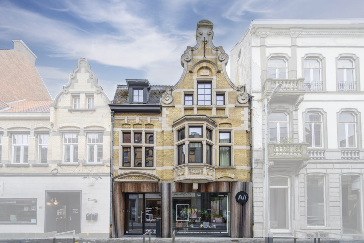 Beautifully renovated townhouse for sale. - photo 2