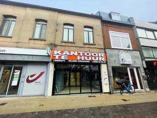 Dit volledig gerenoveerde kantoorgebouw te huur bevindt zich in de Kouterstraat, de belangrijkste commerciële straat van Temse, en geniet van...