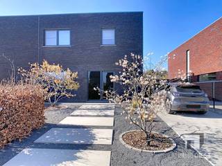 Welkom in deze moderne halfopen quasi-nieuwbouwwoning in Kwaadmechelen, een echte droomplek voor gezinnen die houden van ruimte, licht en...