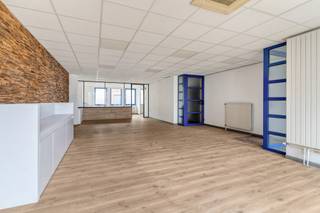 <p><strong>Handelsruimte op toplocatie in hartje Beerse – een iconisch adres met eindeloze mogelijkheden</strong></p>
<p>Dit is er zo eentje waar iedereen het over heeft. <strong>Top, top, top locatie</strong>, pal in het <strong>hart van Beerse</strong>, met <strong>ruime parkeermogelijkheden in de directe omgeving</strong>. Een <strong>iconische ligging</strong> die iedereen kent en die meteen vertrouwen en zichtbaarheid uitstraalt.</p>
<p>Deze handelsruimte is <strong>uitermate veelzijdig</strong> en leent zich perfect voor tal van invullingen. Denk aan een <strong>administratieve of financiële activiteit</strong> zoals een accountantskantoor, verzekerings- of bankkantoor. Maar evengoed voelt dit pand zich thuis als <strong>hippe sapjesbar, koffiebar of stijlvolle wijnbar</strong>. Ook een <strong>geschenkenwinkel, boetiek, schoenwinkel</strong> of een <strong>dienstverlenende praktijk</strong> (voedingsdeskundige, therapeute, coach, …) komt hier volledig tot zijn recht.</p>
<p>Op deze locatie is werkelijk <strong>alles mogelijk</strong>.</p>
<p>De ruimte is praktisch en doordacht ingedeeld met:</p>
<ul>
<li>
<p>een <strong>inkom-/onthaalsas</strong></p>
</li>
<li>
<p>een <strong>publieke ruimte</strong> met uitstekende visibiliteit</p>
</li>
<li>
<p>een <strong>kantoorruimte/winkel of multifunctionele ruimte</strong></p>
</li>
<li>
<p>een <strong>afgescheiden bijkomend kantoor</strong></p>
</li>
<li>
<p><strong>sanitair en keuken</strong></p>
</li>
<li>
<p>en achteraan een <strong>garage</strong>, altijd een absolute meerwaarde voor stockage, leveringen of privégebruik.</p>
</li>
</ul>
<p><strong>Extra troef:</strong><br />Het is bovendien <strong>mogelijk om één of twee bovenliggende appartementen mee aan te kopen</strong>. Ideaal als <strong>investering</strong>, voor <strong>eigen bewoning</strong>, of om <strong>wonen en werken te combineren</strong> op één en dezelfde toplocatie.</p>
<p>Kortom: een <strong>unieke handelsruimte op een A-locatie</strong>, waar uw zaak meteen gezien wordt en kan groeien.<br />Een pand met uitstraling, flexibiliteit én toekomstpotentieel.<br /><br />Neem contact op met Domestic makelaars voor meer informatie en bezichtiging 014 610386</p>