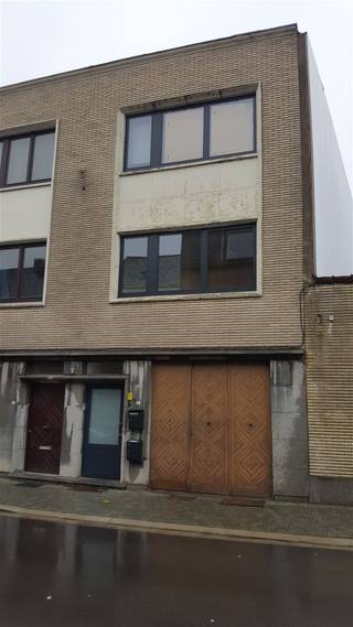 <p><strong>Welkom in dit charmante appartement in Mechelen</strong></p><p>Dit appartement van 80m² bevindt zich in het hart van Mechelen en biedt de perfecte combinatie van comfort en functioneel design. Met een slaapkamer en één badkamer is deze woning ideaal voor starters, professionals of iedereen die op zoek is naar een praktische en aangename leefruimte.</p><p><strong>Ruimte indeling</strong></p><p>Het appartement beschikt over een goed doordachte indeling met een livingruimte die veel licht binnenkrijgt dankzij grote ramen. De slaapkamer biedt voldoende plaats voor meubels en zorgt voor privacy. Ook is er een compacte badkamer aanwezig. </p><p><strong>Keuken</strong></p><p>De functionele keuken is uitgerust met onder- en bovenkastjes, een werkblad en een ingebouwde oven. Dit zorgt voor een uitstekende basisuitrusting voor het bereiden van maaltijden. De keuken is netjes afgewerkt en gebruiksklaar.</p><p><strong>Bijzonderheden</strong></p><p>Een van de meest aantrekkelijke kenmerken is het private terras met moderne tegels. Deze outdoor ruimte is ideaal voor het genieten van frisse lucht of gewoon het ontspannen met uitzicht over Mechelen.</p><p><strong>Ligging</strong></p><p>Dit appartement bevindt zich in een levendige buurt van Mechelen met goede bereikbaarheid van winkels, restaurantes en openbaar vervoer. Perfect voor wie de stedelijke levensstijl wenst te combineren met gemak en praktijkgebruik.</p>