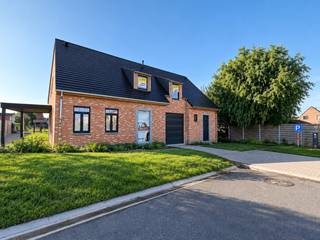 In de Aardewerkersstraat (een nieuwe straat aansluitend op de Koordendraaiershoek) vinden we ter hoogte van nummers 25-27 deze rustieke nieuwbouwwoningen terug op perceeloppervlaktes vanaf 296m² tot 324 m². De woningen worden gekenmerkt door hun praktische indeling en hun oase aan rust. Deze rust wordt gewaarborgd door het feit dat de woningen in een doodlopende straat gelegen zijn. Doch liggen de woningen op wandelafstand van de Jonkershovestraat, één van de hoofdstraten van Houthulst waar er tal van supermarkten zijn (Carrefour, Okay), maar ook bakkers, broodjeszaken, kledingwinkels, sport -en vrijetijdscentrums, … <br /><br />Deze hedendaagse rustieke halfopen bebouwing met lotnummer 11 ligt op een perceel van 324 m², waarvan zo'n 84,77 m² bebouwd. Deze woning heeft een bewoonbare oppervlakte van zo'n 157,01 m². Deze woning is op de gelijkvloerse verdieping voorzien van een inkomhal met apart toilet, een ruime leefruimte met open ingerichte keuken en een inpandige garage. Op de eerste verdieping bevinden er zich 3 slaapkamers, waarvan 1 met dressing, een badkamer en een mooie nachthal met apart toilet. Bovendien bevat deze woning een mooie Zuid-gerichte tuin en ruime zolder. (Vg, Wg, Gmo, Gvkr, Vv) ~ E-peil: max E30 ~ Ref. OU25945<br /><br />Vraag gerust naar ons lastenboek en plannen op kantoor!<br /><br />Voor meer uitleg maken wij graag met u een afspraak voor een persoonlijk gesprek! Tot binnenkort? Residentie Vastgoed<br /><br />Residentie Vastgoed treedt niet op als bemiddelaar maar als verkoper van het onroerend goed