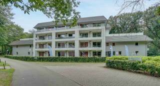 <p>Dit vakantieappartement met 2 slaapkamers in Houthalen-Helchteren biedt een interessante combinatie van eigen gebruik en investeringspotentieel. Gelegen op het populaire Park Hengelhoef geniet je van een kindvriendelijke omgeving met tal van faciliteiten, waaronder een buitenzwembad, speelplein en groene ontspanningszones. De ligging nabij natuurgebieden zoals Tenhaagdoornheide, De Teut en De Maten maakt dit appartement bijzonder aantrekkelijk voor liefhebbers van wandelen en fietsen. Het appartement werd gebouwd in 2017 en is instapklaar ingericht voor maximaal 5 personen. Op de benedenverdieping bevindt zich een gezellige leefruimte met eethoek, sofa en flatscreen, die naadloos overgaat in een volledig geïnstalleerde open keuken. De badkamer is uitgerust met een douche en toilet. Verder zijn er twee slaapkamers, waarvan één met een dubbel bed en één met een praktisch stapelbed voor drie personen. Dankzij de twee terrassen geniet je optimaal van het buitenleven en de rustige omgeving. Extra comfort wordt geboden door de aanwezigheid van airco. Op het domein zijn er bovendien gratis parkeermogelijkheden en een fietsenstalling voorzien. Als eigenaar van dit vakantieappartement heb je de keuze tussen flexibel eigen gebruik in combinatie met verhuur, of een maximale verhuurformule waarbij alles voor jou wordt beheerd. Holiday Suites staat in voor de boekingen, het onderhoud en de praktische opvolging, waardoor je kan rekenen op een zorgeloze investering. Deze formule laat je bovendien toe om jaarlijks zelf gebruik te maken van het appartement of te kiezen voor een verblijf op een andere locatie binnen het netwerk. Dit vakantieappartement in Houthalen-Helchteren is ideaal voor wie op zoek is naar een instapklare investering met rendement in een groene en toeristische omgeving. Neem contact op om de mogelijkheden en het potentieel van dit pand te ontdekken.</p>