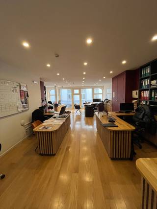 <p><strong>Emplacement privilégié au cœur de Bruxelles</strong></p>
<p>Situé à deux pas des <strong>Galeries Royales Saint-Hubert</strong>, ce bureau meublé de <strong>148 m² </strong>au premier étage est idéal pour les professionnels en quête d'un espace fonctionnel et bien situé. Profitez d’un environnement de travail agréable, dans un quartier dynamique, à proximité de nombreuses commodités.</p>
<p><strong>Caractéristiques du bureau :</strong></p>
<ul>
<li><strong>Superficie :</strong> 148 m²</li>
<li><strong>Meublé et prêt à l’emploi</strong> (bureaux, chaises, étagères, etc.)</li>
<li><strong>Accès sécurisé</strong> et lumineux</li>
<li><strong>Cuisine équipée</strong></li>
<li><strong>Terrasse commune</strong> au premier étage</li>
</ul>
<p><strong>Avantages supplémentaires :</strong></p>
<ul>
<li>À quelques minutes des <strong>Galeries Royales Saint-Hubert</strong>, pour des déjeuners ou des moments de détente</li>
<li><strong>Arrêt de bus à proximité</strong> facilitant l’accès aux transports en commun</li>
<li><strong>Proximité des stations de métro</strong> pour faciliter les déplacements dans la ville</li>
<li>Environnement calme et professionnel idéal pour les indépendants, consultants ou petites entreprises.</li>
</ul>
<p>Le tout dans un bâtiment récemment rénové, avec des espaces communs modernes et pratiques. Profitez d’une localisation centrale, avec de nombreux magasins, restaurants et services à portée de main.</p>
<p></p>