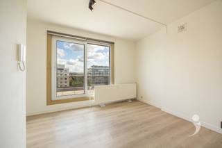 <p><span>Deze recent gerenoveerde studio is gelegen op de 8e verdieping van een goed bereikbaar gebouw in het centrum van Heverlee. Dankzij de ligging zijn verschillende winkels en voorzieningen vlot bereikbaar en ook het centrum van Leuven is eenvoudig met de fiets te bereiken. Bovendien is de studio uitstekend bereikbaar met het openbaar vervoer.</span></p><p><span>Een van de grootste troeven van deze studio is zonder twijfel het ruime terras van maar liefst 15 m². Vanuit zowel de leefruimte als de slaapruimte geniet u van een prachtig uitzicht. Het terras biedt hierdoor een aangename buitenruimte waar u volop van het uitzicht kunt genieten.</span></p><p><span>De studio beschikt over een praktische leef- en slaapruimte met grote raampartijen die zorgen voor veel natuurlijk licht. De keuken is ingericht met een ingebouwde koelkast met kleine diepvries, een dubbele inductiekookplaat, wastafel en combi-oven.</span></p><p><span>De badkamer is uitgerust met een douche, wastafel en toilet.</span></p><p><span>De studio werd recent voorzien van hoogrendementsbeglazing, wat zorgt voor een betere thermische en akoestische isolatie. </span></p><p><span> </span></p><p><span>Het appartement is vlot bereikbaar via de lift en op het gelijkvloers is er bovendien een fietsenstalling aanwezig.</span></p><p><span> </span></p><p><span>Interesse in deze gerenoveerde studio in Heverlee? </span><span>Contacteer ons via 016 15 31 15 of info@immolivit.be</span><span> </span></p><p><span> </span></p><p><span><br /><br /></span></p><p><span> </span></p><p><span> </span></p><p><span> </span></p>