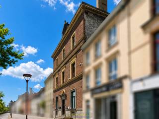 Dit appartement is gelegen in een kleinschalig appartementsgebouw aan de Grote Markt van Lessen en biedt directe toegang tot het STADSCENRTUM...