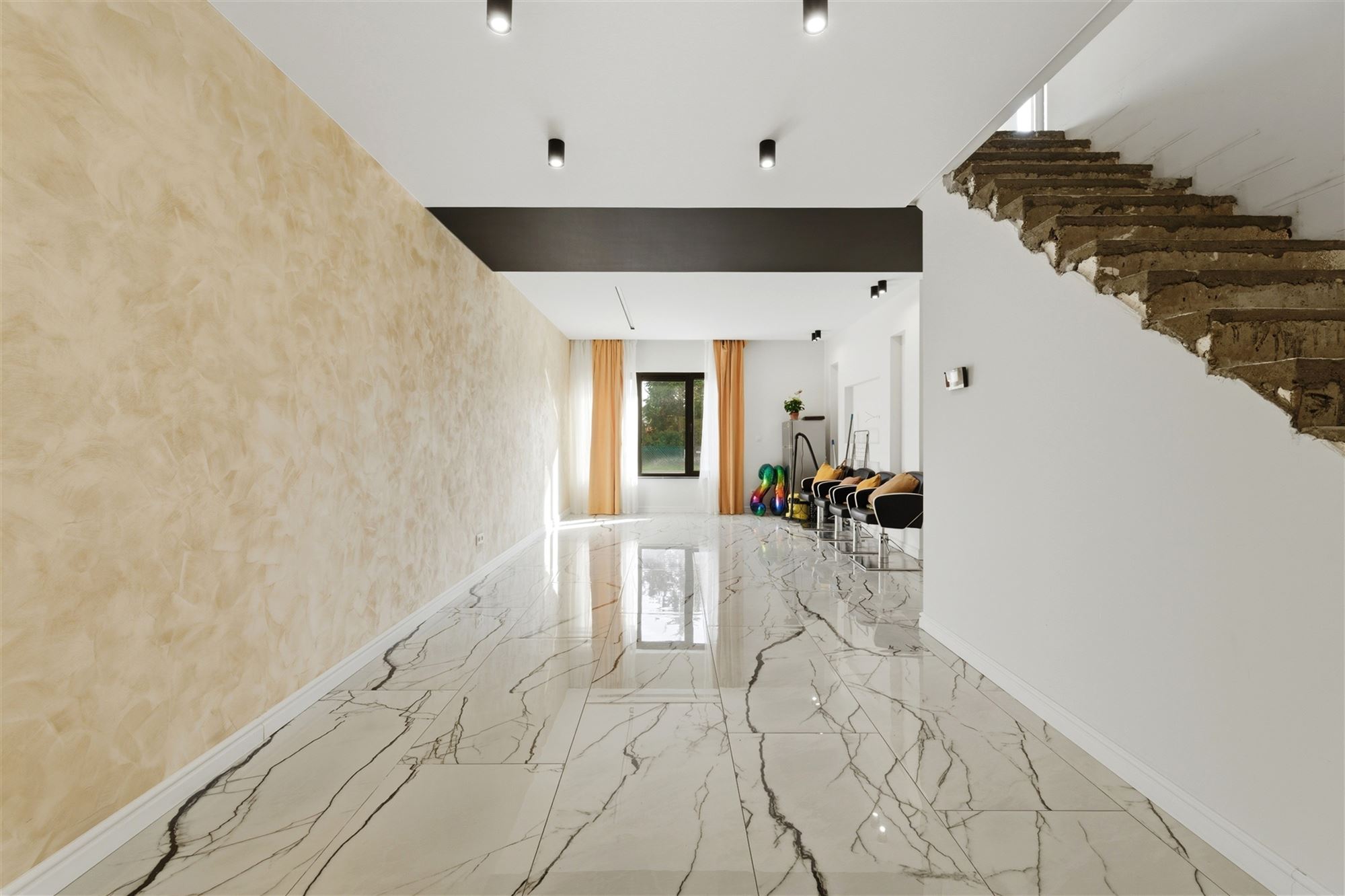 Halfopen bebouwing met 3 kamers, staanplaats, kelder en tuin - foto 3