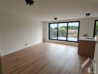 <p>Welkom bij dit modern appartement in Broechem! Dit aantrekkelijke woonproject biedt een perfect evenwicht tussen hedendaags comfort en praktische indeling.<br />Het appartement beschikt over 63 vierkante meter woonoppervlak bestaande uit:<br />- woonkamer met open keuken<br />- 1 slaapkamer<br />- badkamer<br />- apart toilet<br />- berging<br />- auto staanplaats<br />- gemeenschappelijke fietsenberging <br />- ruim terras<br />Algemene kosten: €50/m (voor elektriciteit gemeenschappelijke delen - onderhoud tuin gemeenschappelijk - ruime septische put...)<br />Bezichtiging uitsluitend op afspraak.</p>