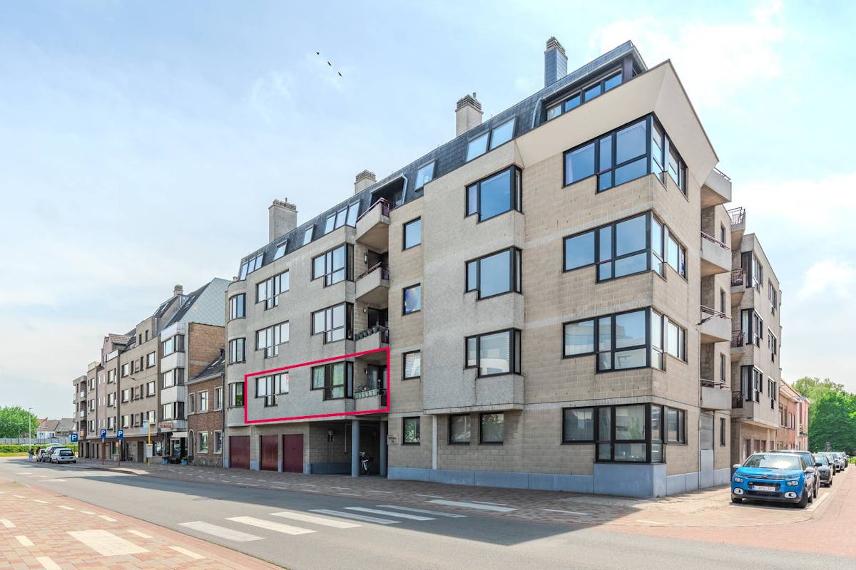 Lichtrijk twee-slaapkamerappartement met terras te Oostende - foto 2