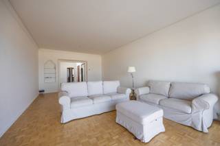 <strong>EXCLUSIEF 4-SLAAPKAMERAPPARTEMENT MET GROOT TERRAS OP DE ZEEDIJK</strong><br /><br />Op het mooiste stukje van de promenade bevindt zich dit uitzonderlijk ruime appartement met een topligging en een prachtig uitzicht op zee. <br />Het appartement beschikt over een lichtrijke woonkamer met directe toegang tot het terras. Er is een volledig ingerichte keuken, die voorzien is van alle hedendaagse comfort. Verder zijn er vier volwaardige slaapkamers, waarvan één slaapkamer eveneens geniet van een prachtig uitzicht op zee.<br />Daarnaast beschikt het appartement over een ruime kelderberging en is er de mogelijkheid om een garagebox in het gebouw te huren, een absolute meerwaarde op deze toplocatie.<br />Dit is een zeldzame opportuniteit voor wie op zoek is naar een ruim appartement met comfort op een van de meest gegeerde locaties.<br /><br /><strong>Praktische informatie: </strong>
<ul>
<li>Onmiddellijk beschikbaar</li>
<li>Garagebox te huur in het gebouw: €160 per maand</li>
<li>Provisie op vaste kosten: €200 per maand</li>
<li>Oppervlakte appartement: 138 m²</li>
<li>EPC: label B</li>
</ul>