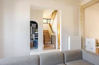 <p><span>Dit prachtige herenhuis in karaktervolle art-decostijl werd oorspronkelijk gebouwd in 1947 en onderging in 2025 een grondige renovatie. De woning combineert authentieke charme met hedendaags comfort en biedt een uitzonderlijk potentieel dankzij de omvangrijke magazijn- en opslagruimtes.</span></p><p><span>Bij het betreden van de woning wordt u verwelkomd in een inkomhal met vestiaire en gastentoilet. De bijzonder ruime leef- en eetruimte is voorzien van een parketvloer en ingebouwde kasten, waardoor hier een aangename en karaktervolle leefomgeving ontstaat. Aansluitend bevindt zich een aparte bergruimte. De keuken is aan de achterzijde van de woning gelegen en biedt rechtstreeks toegang tot de gezellige binnenkoer van circa 15 m².</span></p><p><span>Op de eerste verdieping bevinden zich momenteel twee slaapkamers en een badkamer. Hier is nog verdere afwerking voorzien, waardoor u de ruimtes volledig naar eigen smaak kunt afwerken. Ook de ruime zolder biedt interessante uitbreidingsmogelijkheden. Hoewel deze momenteel niet rechtstreeks via een vaste trap toegankelijk is, kan mits een relatief eenvoudige ingreep een trap worden voorzien, waardoor hier nog twee extra slaapkamers of polyvalente ruimtes kunnen worden gecreëerd.</span><span> </span></p><p><span>Een absolute troef van deze eigendom zijn de omvangrijke opslag- en magazijnruimtes. Via de oprit aan de straatzijde bereikt u een aaneenschakeling van verschillende magazijnen met een totale oppervlakte van maar liefst 450 m². Deze ruimte biedt tal van mogelijkheden voor zelfstandigen, ondernemers of wie nood heeft aan ruime opslag- en werkfaciliteiten vlak bij de eigen woning.</span></p><p><span>Boven het magazijn bevindt zich bovendien een afzonderlijk appartement van circa 70 m², bestaande uit een ruime leefruimte met zicht op de tuin, een slaapkamer en een badkamer. Dit appartement kan interessant zijn als woongelegenheid, kantoorruimte, praktijkruimte of extra verblijfsmogelijkheid.</span></p><p><span>Achteraan geniet de woning van een aangename zuidgerichte tuin, ideaal om in alle rust van de buitenruimte te genieten. </span></p><p><span>Deze veelzijdige eigendom is dan ook bijzonder interessant voor wie wonen en werken wil combineren. Dankzij de royale magazijnoppervlakte, het extra appartement, de uitbreidingsmogelijkheden in de woning en de zuidgerichte tuin beschikt u hier over een eigendom met bijzonder veel potentieel. Mits verdere afwerking creëert u een unieke combinatie van wonen, ondernemen en ruimte op één locatie.</span></p><p><span> </span></p><p><span>Voor meer informatie en/of een bezoek, contacteert u Didier op het nummer 0476/ 73. 17. 99.</span></p><p><span> </span></p>