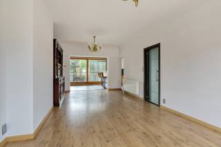 Welkom in Zwijndrecht!<br />Vlakbij winkels, scholen en openbaar vervoer, kan je deze gezellige bel-etage terugvinden.<br /><br />We betreden de woning via de grote inkomhal.<br /><br />Op het gelijkvloers bevindt zich een <strong>ruime slaapkamer </strong>met rechtstreekse toegang tot de <strong>zuidwestgerichte tuin.</strong><br />Verder is er een vernieuwde badkamer met inloopdouche, lavabo-meubel, toilet en handdoekendroger, evenals een praktische berging met aansluitingen voor wasmachine en droogkast.<br />Zowel vanuit de slaapkamer als vanuit de berging heb je rechtstreeks toegang tot de tuin.<br /><br />Op de eerste verdieping bevindt zich de lichtrijke leefruimte met aansluitend een open keuken met zicht op de tuin.<br />Deze is uitgerust met ingemaakte toestellen zoals een oven, microgolfoven en vaatwasser en beschikt over heel wat opbergruimte.<br />Vanuit de keuken heb je bovendien toegang tot een <strong>gezellig terrasje.</strong><br />Verder is er op deze verdieping een apart toilet en een extra ruimte die kan worden gebruikt als bureau of opbergplaats.<br /><br />Op de tweede verdieping bevinden zich <strong>twee ruime slaapkamers </strong>en een tweede badkamer.<br />Daarnaast is er nog een extra ruimte die kan worden ingericht als bureau, dressing of babykamer.<br /><br />De woning beschikt verder over een <strong>garage </strong>en een <strong>kelder</strong>, ideaal voor extra opslagruimte.<br /><br />Interesse?<br />Contacteer ons op 03/775.78.79 voor meer informatie of een bezoek!<br /><br />Ben je ook van plan jouw eigendom te verkopen?<br />Maak een afspraak voor een gratis schatting, wij maken er samen een succesverhaal van!