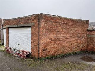 Deze afgesloten garage met rolpoort is gelegen tussen de Draaibankstraat en de Leuvensesteenweg. De garage is bereikbaar via doorgang...