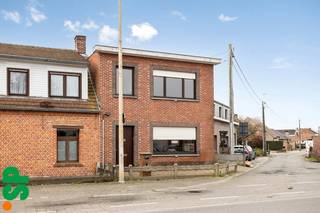 Te renoveren HOB in het centrum van Grobbendonk.<br /><br />Deze te renoveren woning biedt een stevige basis aan met enorm veel potentieel zowel binnen als buiten.<br />Zo biedt de woning een verassend diepe tuin met toegang tot een garage langs de servitudeweg naast de woning.<br /><br />Indeling: inkomhal met behoud van originele trap, lichtrijke leefruimte, een keuken met aansluitend toegang tot de kelder én toegang tot de badkamer. Op de eerste verdieping treffen we twee tot mogelijks drie slaapkamers of een dressing.<br />De woning beschikt reeds over een regenwaterput, dubbele beglazing (2003), verwarming op gas én is op slechts enkele elementen na asbestvrij.<br /><br />Buiten treffen we nog twee ruime bergplaatsen waarvan één tevens gebruikt kan worden als garage.<br />Ten slotte is de ligging een grote troef! Op wandelafstand: bakkers, winkels, sushi, tankstations, openbaar vervoer, autostrade op- en afritten, ... etc.<br />Kortom een unieke kans als investering.<br /><br />Wenst u graag een bezoek? Contacteer IMMO SP op het nummer 014/51.95.00