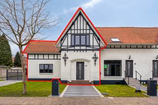 Bij het betreden van de woning komt u binnen in een zeer ruime inkomhal met een apart toilet en de trap naar de verdieping. Via de zwarte...