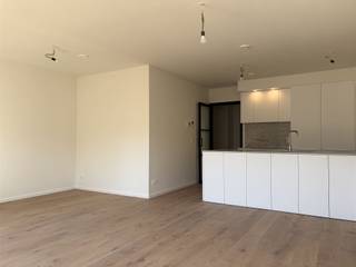 <p>Kijkmoment op zaterdag 9 mei (voormiddag).</p><p>Dit lichtrijke, energiezuinige nieuwbouwappartement bevindt zit in het hart van Oud-Berchem, in project “De Wastuin”. Cafés, supermarkten, openbaar vervoer en het station van Berchem bevinden zich allemaal binnen wandelafstand. Hoewel alles vlakbij is, is het een heerlijk rustige buurt om te vertoeven.<br />Het appartement is gloednieuw en wordt voor het eerst te huur gezet.</p><p>Binnenkomen doe je via de hal, die je onder andere naar de ruime leefruimte met open keuken leidt. De keuken is uitgerust met alle moderne comfort: een vaatwasser, koelkast met vriesvak, oven en inductiekookplaat.</p><p>De living geeft toegang tot het zuidgerichte terras (6m²), dat groot genoeg is om een tafel te zetten en buiten te kunnen eten.<br />Via de hal kom je uit op de badkamer, voorzien van douche en dubbele lavabo, het apart gastentoilet en de twee slaapkamers.<br />Tot slot bevindt er zich in het appartement een berging (met technische ruimte), die ook kan dienen als wasplaats.</p><p>Bijzonderheden: energiezuinig appartement met individuele nutsvoorzieningen; zuidgericht terras, gemeenschappelijke binnentuin en fietsenberging; geen extra gemeenschappelijke kosten.</p>