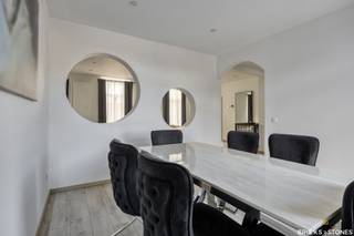 Ruime, gerenoveerde duplex met 3 slaapkamers en parking.Deze duplex is gelegen in het centrum van Burcht, vlakbij de autostrade en de Schelde, en...